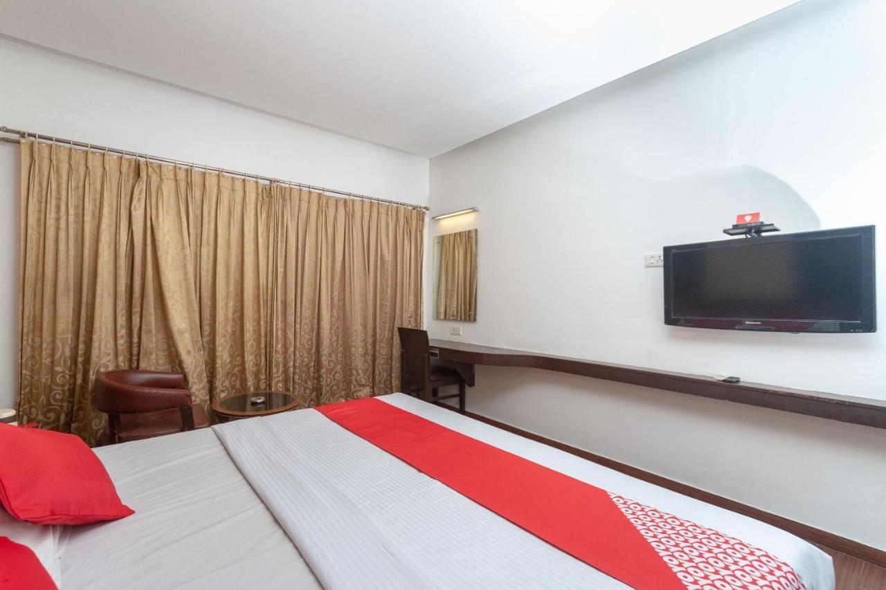 Oyo 19674 Apoorva's Hotel