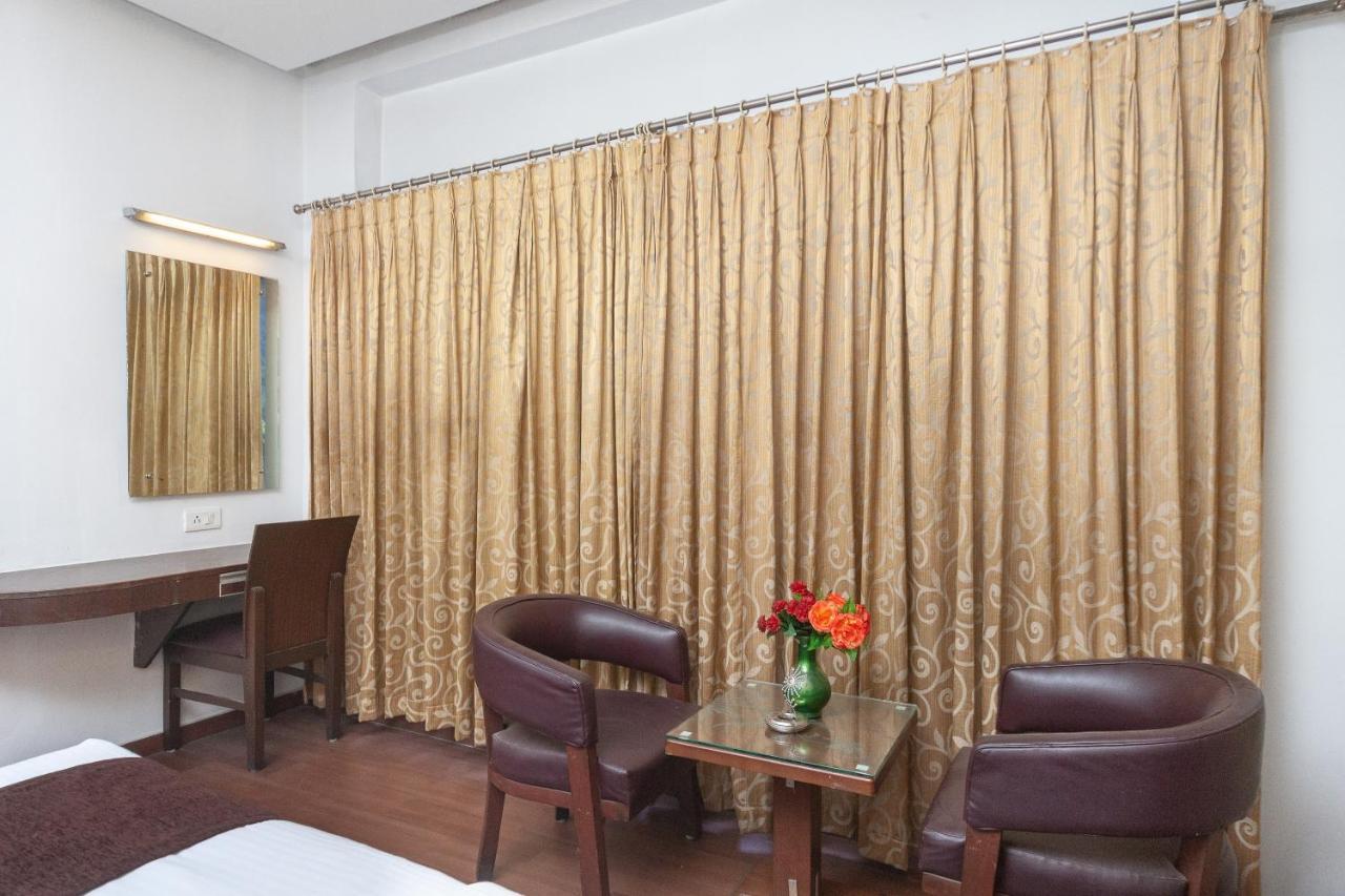 Oyo 19674 Apoorva's Hotel 3*